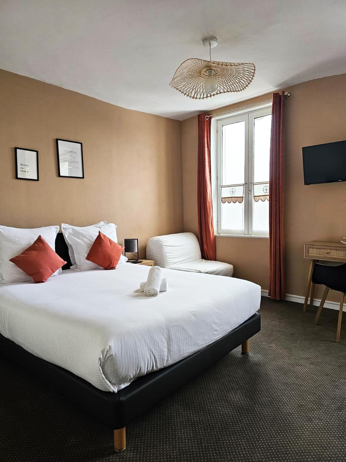 Hotel Le Lion D'Or Bernay  Exterior photo